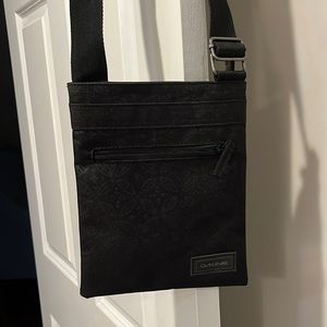 Never been used black crossbody bag. Faint pattern that’s very cute!